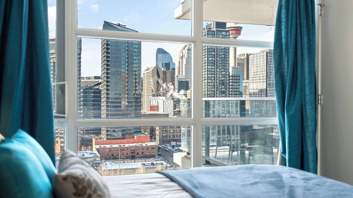 Victoria Park Apartment | Just 5 Minutes from Scotiabank arena! with parking