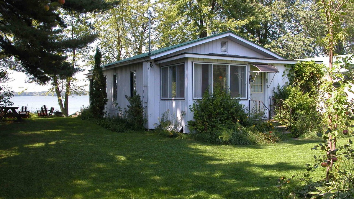 Swanton Cottage | Just 50 feet from Lake Champlain