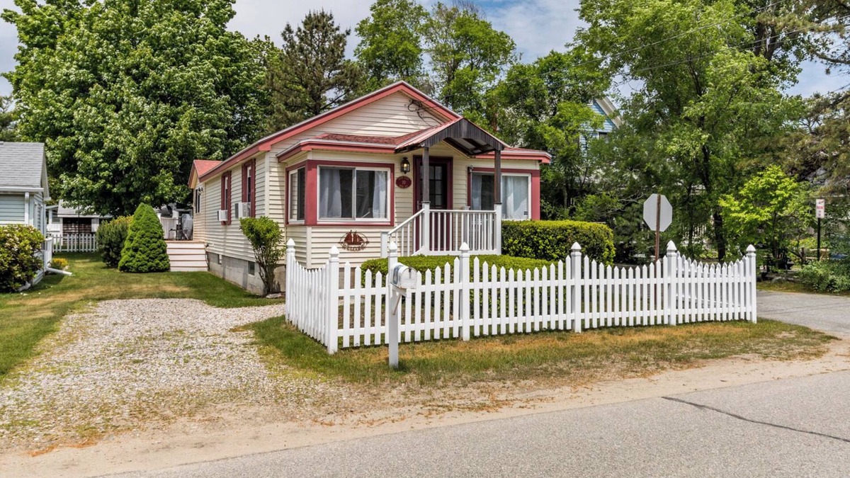 Camp Ellis Cottage | Just a 3 minute walk to the beach, local restaurants, and activities!