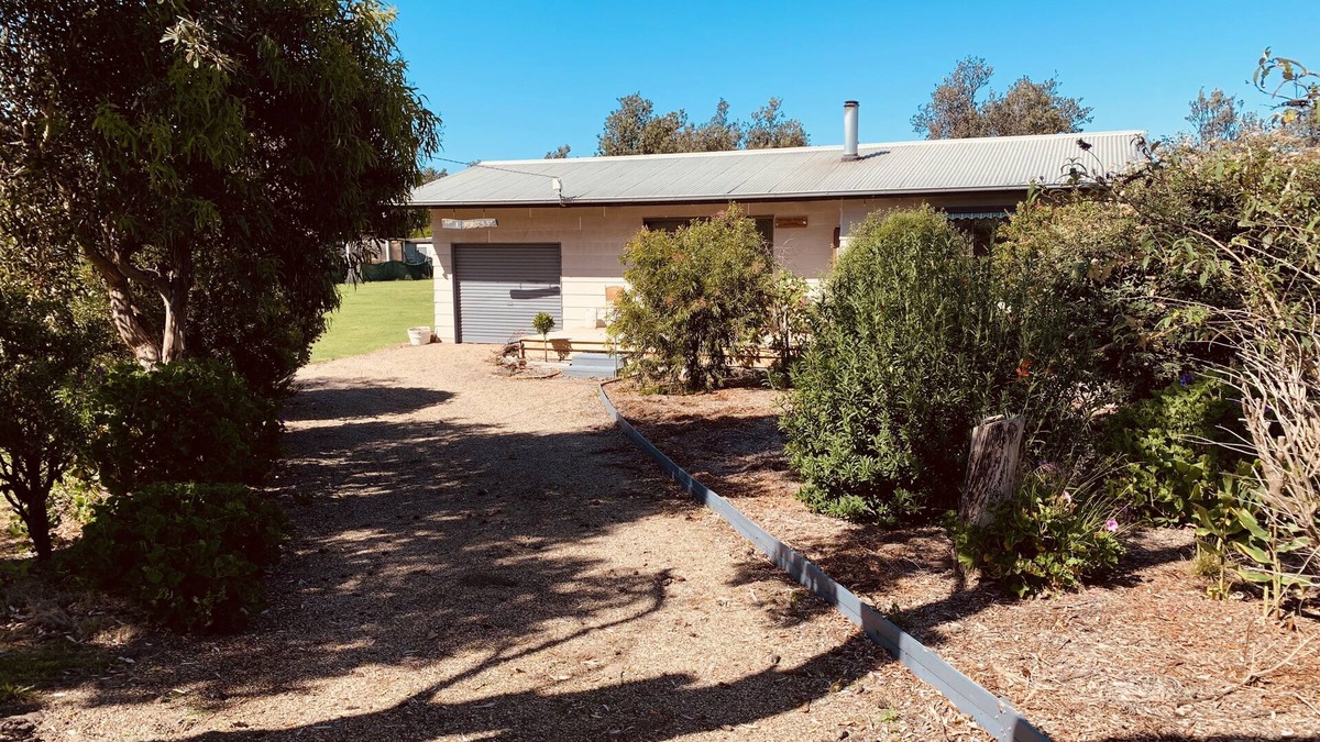 Woodside Beach Cottage | Just an easy walk to the Surf Beach