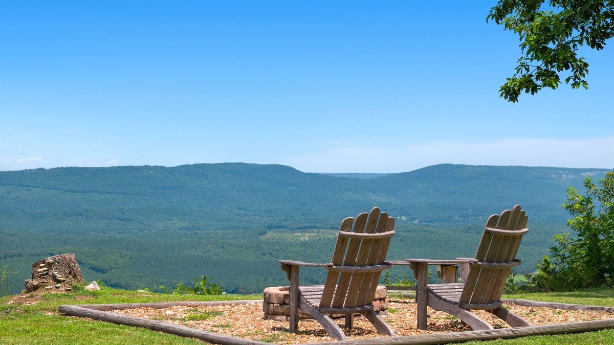 Mentone Cabin | Just Bluffin’ at Mentone-Hot tub for two w/brow views!