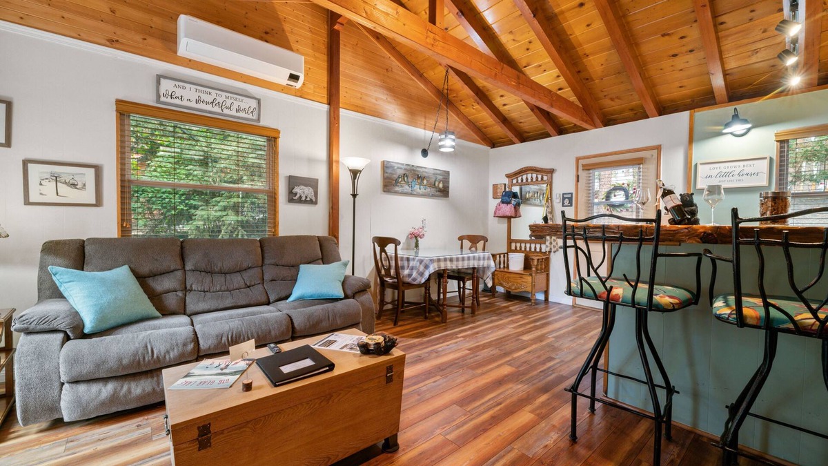 Moonridge Cabin | JUST FOR 2! NEAR ENTERTAINMENT/RESTAURANTS - HOT TUB - FIRE PIT - BBQ & A/C