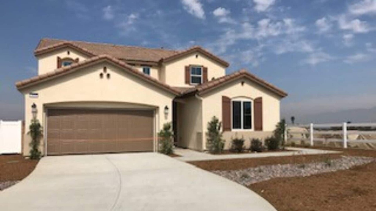 Redlands House | Just like being at home! (3 Bedrooms) w/ Access to park with a walking trail.