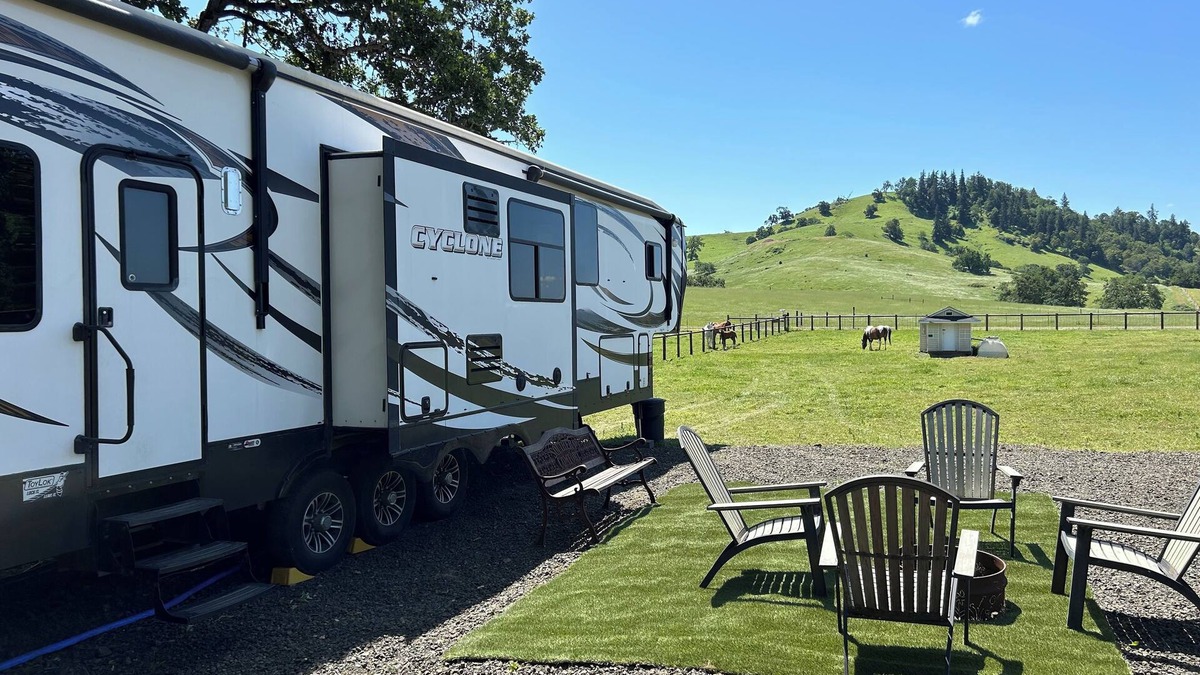 Roseburg House | Just off I-5, RV available on a secluded lot. Close to town.