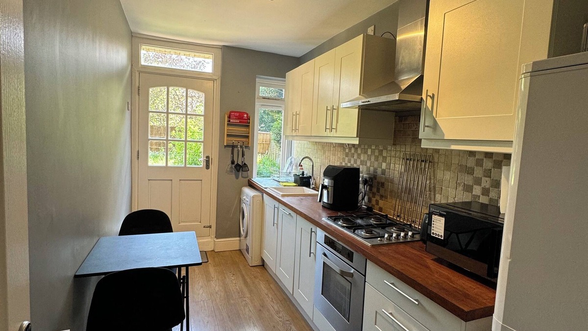 Brownswood Apartment | Just opposite Finsbury Park, London. 2 minute walk to underground train station