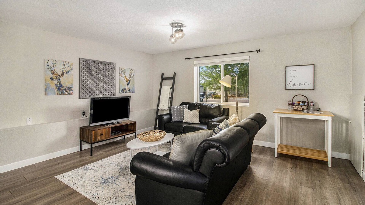 Castle Rock House | Just Steps to the Rock Hike! Bright, Modern 2 Bedroom