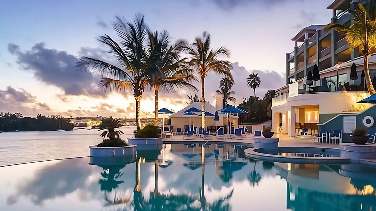 Paget Hotel | Just What You Were Looking For! 3 Classy Units, Outdoor Pool, FREE Parking!