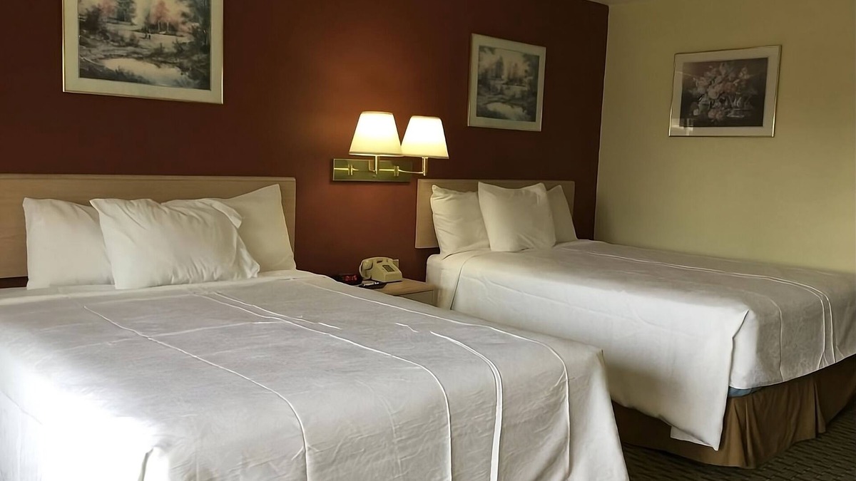 Cabot House | Just What You Were Looking For! 4 Serene Units, Free Parking & Breakfast, Pool