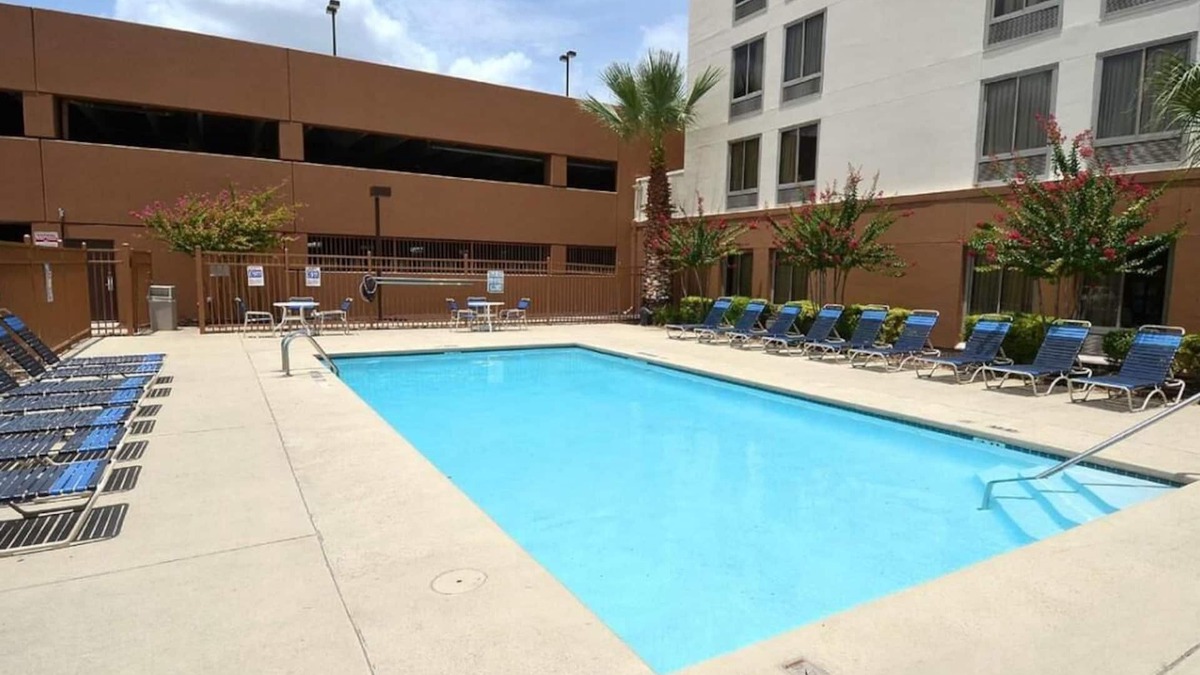 Downtown San Antonio Hotel | Just What You Were Looking For! 2 Great Units, Parking, Near AT&T Field!