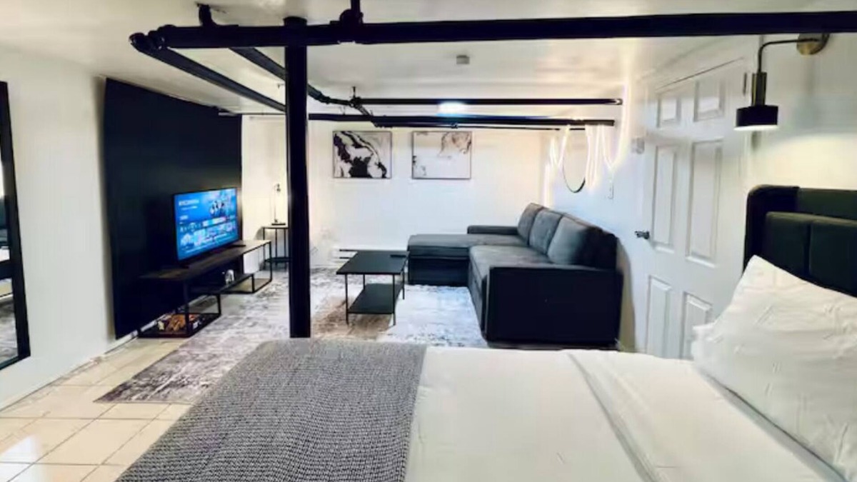 Brockton House | JXN BnB: Cozy Master Suite Oasis - Mins away from Boston