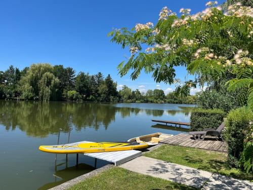 Bekesszentandras House | Két Fenyőfa Vendégház Vízparti Nyaraló