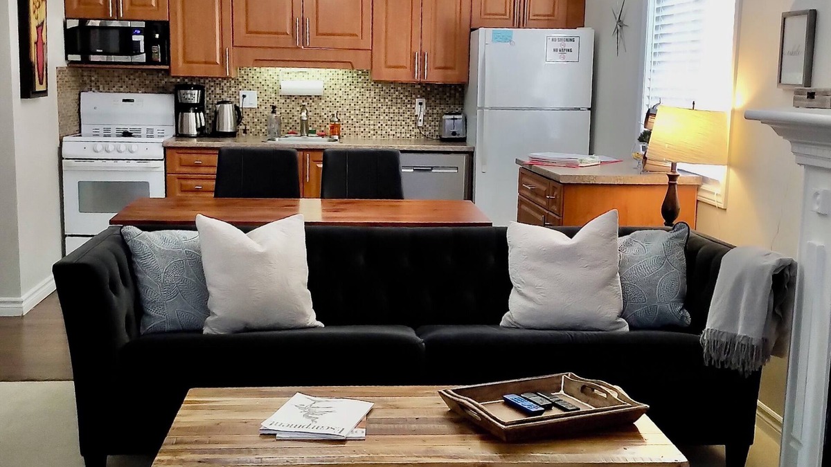 Collingwood Condo | K's Cozy Condo -Mins. to Beach, Trails, Shops, Skiing. Walk to restaurants, bar.