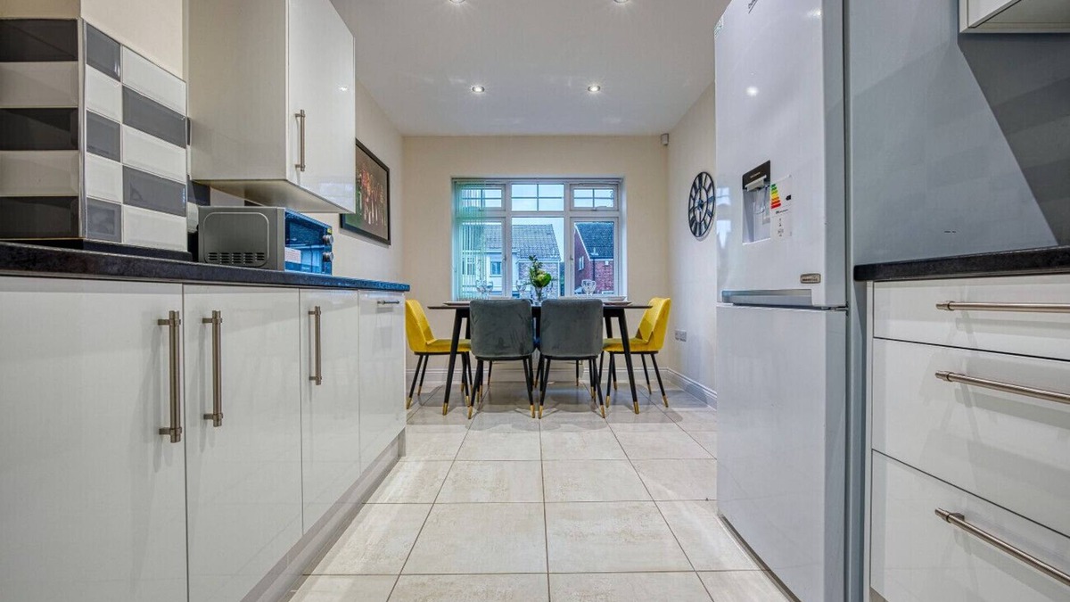 Yardley House | K Suites - Central 3 bed House w/free parking and Wi-Fi