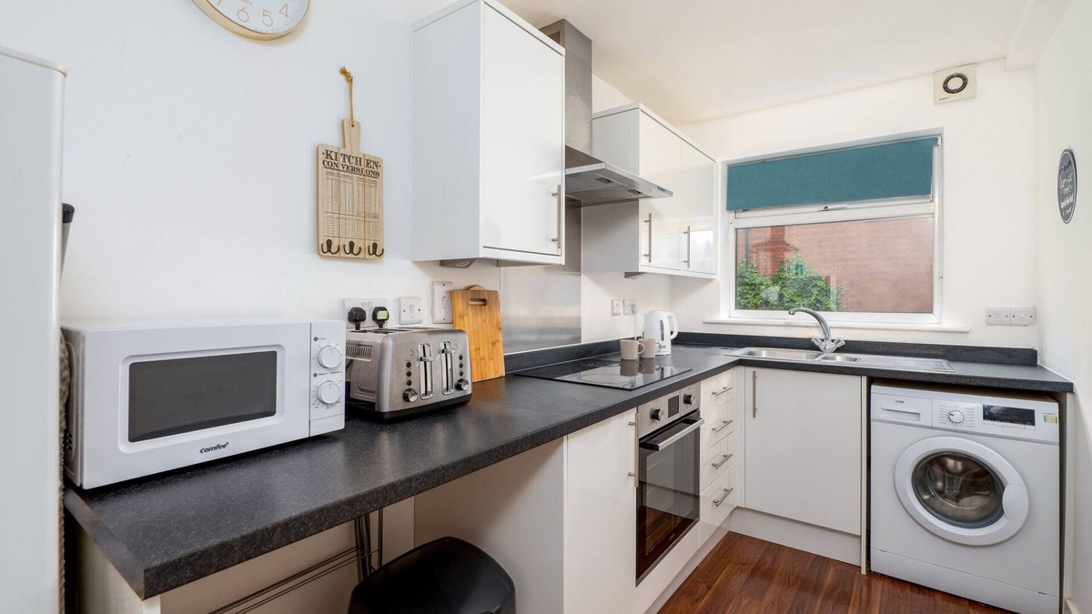 Hinckley Apartment | K Suites - Cozy 2 bed Apt w/free parking