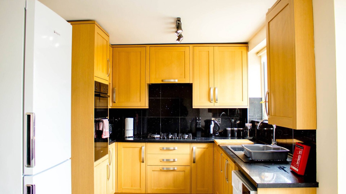 Tilbury House | K Suites - Cozy 5 Bedroom with Parking and WiFi