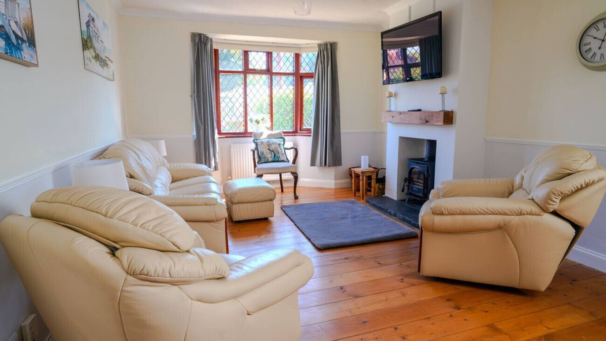 Swindon House | K Suites - Cozy Rural 3 bed House w/free parking