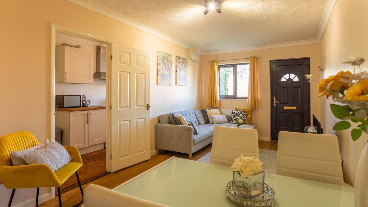 Colchester House | K Suites - Lovely 2-bed House w/free parking