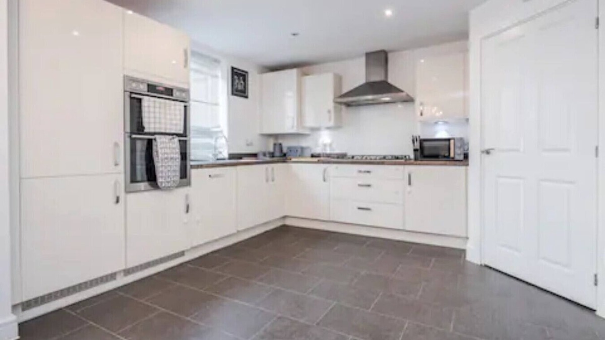 Stanford-le-Hope House | K Suites - Spacious 5 Bedroom with Garden and WiFi
