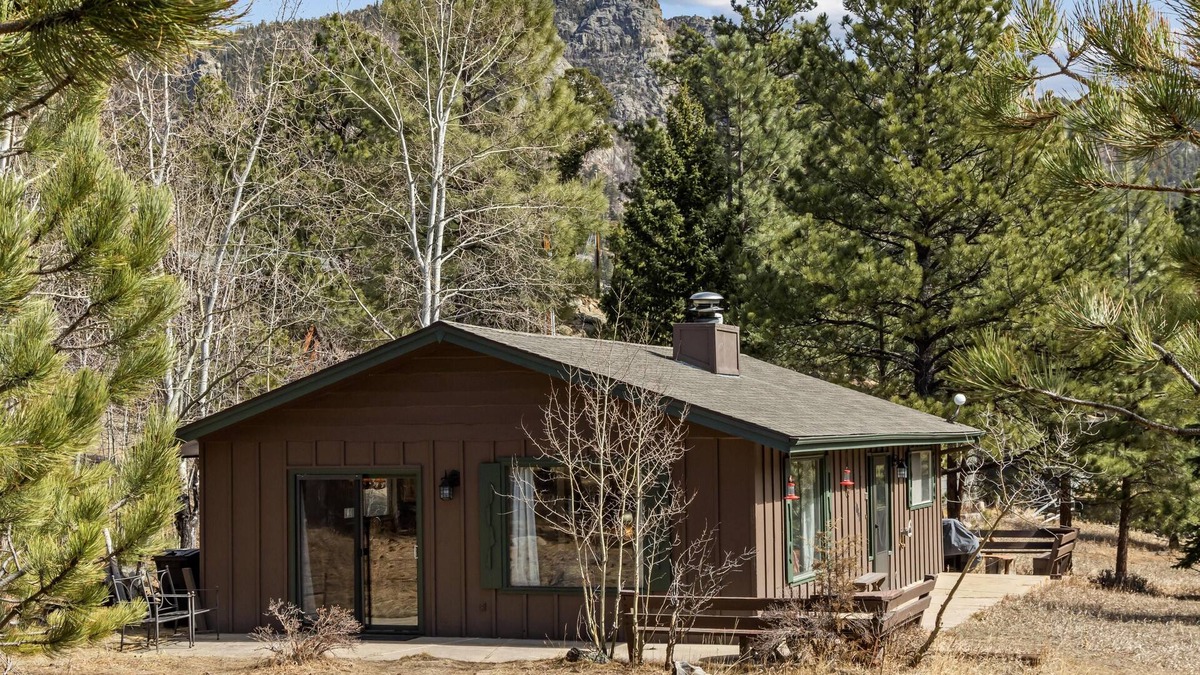 Carriage Hills Cabin | Kabina on Fish Creek - 2 bedroom cabin - quiet location