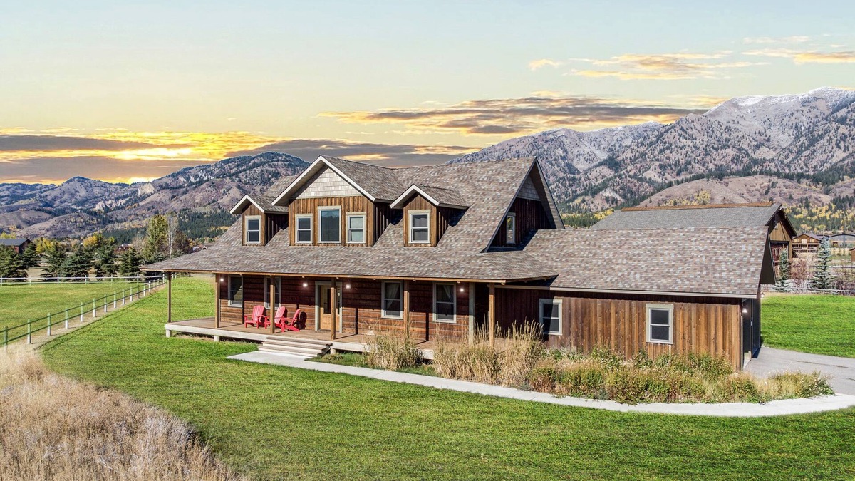 Alpine Northwest House | KABINO: Airpark Fishing Foosball Snowmobile