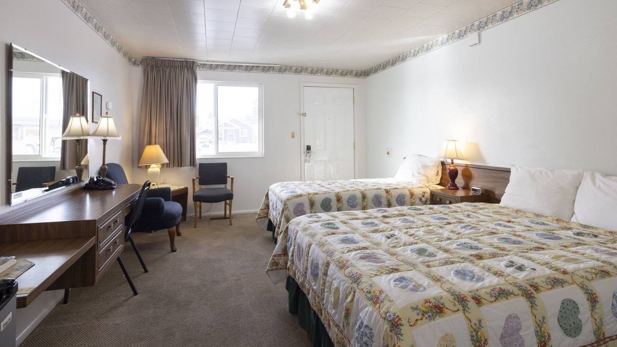 Frontier House | KABINO: Fossil Butte Motel #07 King A/C Mini Fridge Microwave Cable Wifi