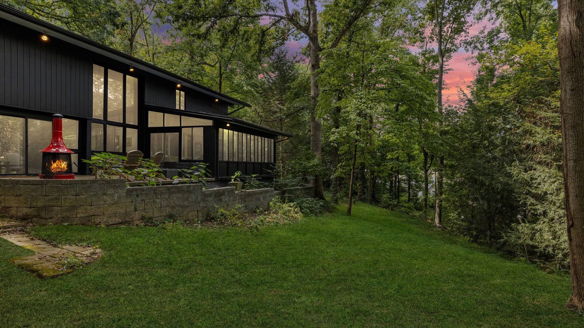 Ashley Oaks House | KABINO: Mid-Century Modern with Floor to Ceiling Pine Views