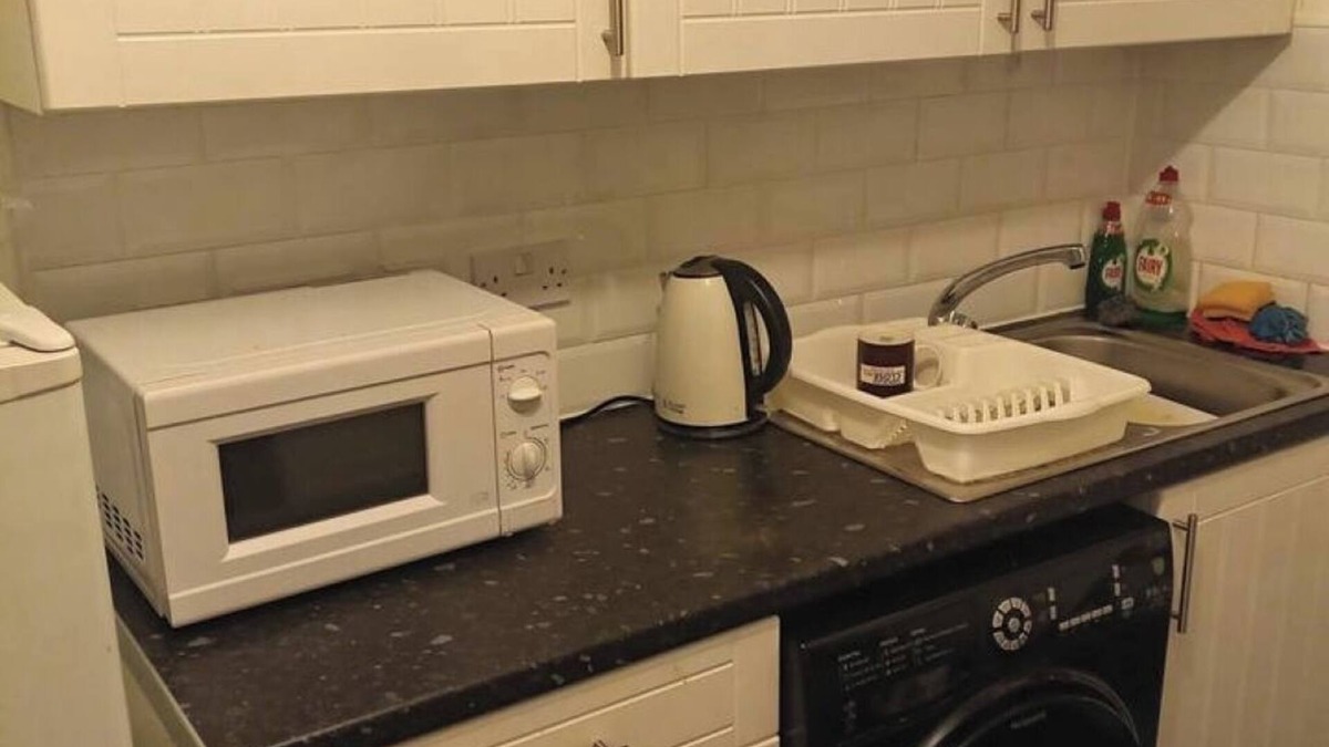 Drumchapel Apartment | 🏡 Kaffuhsmartt: Peaceful Family Retreat Near Shops & Transit