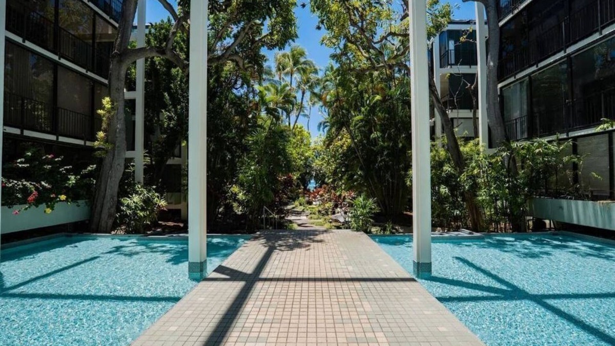 Waialae Iki Condo | Kahala Beachfront Unique Bohemian Home