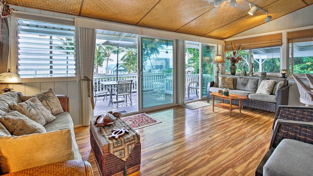 Kahaluu Bay Cottage | Kailua-Kona House w/ Deck & Ocean Views!