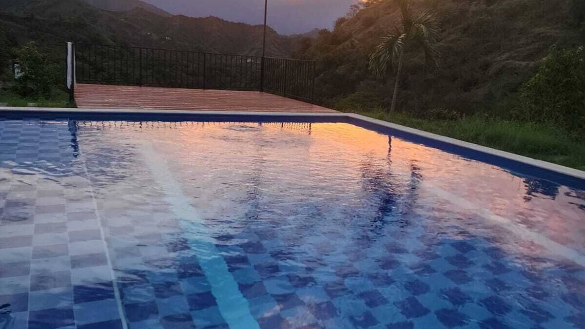 Sopetran House | Kairos Finca de lujo en Sopetrán con piscina, jacuzzi, ¡deck con hermosa vista!