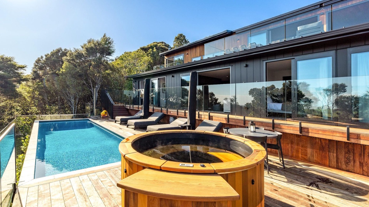 Waiheke Island Cabin | Kaitiaki Lodge - Kaitiaki Lodge is our brand new luxury lodge located in Onetangi on Waiheke Island. Situated overlooking acres of unspoilt native bush with the Hauraki Gulf beyond the setting is simply spectacular. The lodge has 5 large bedrooms, 3.