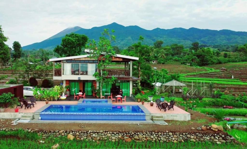 Canloan City House | Kalaparan Farm House by HiveRooms