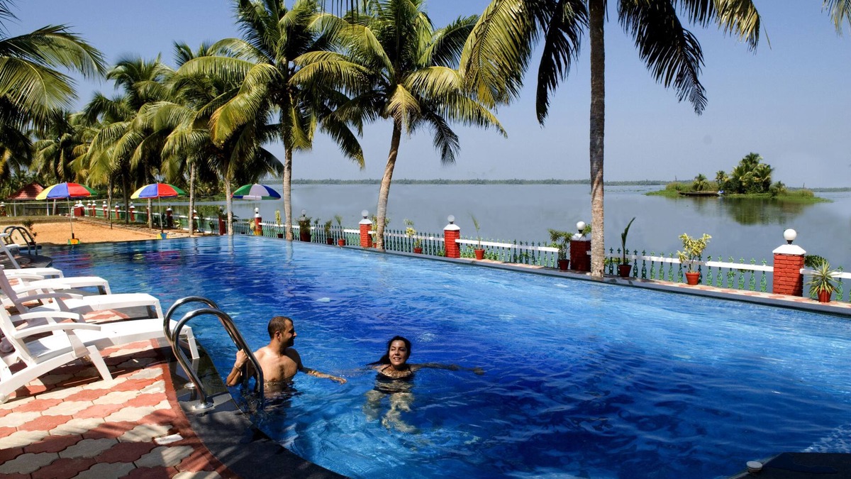 Vaikom Hotel | Kalathil Lake Resort
