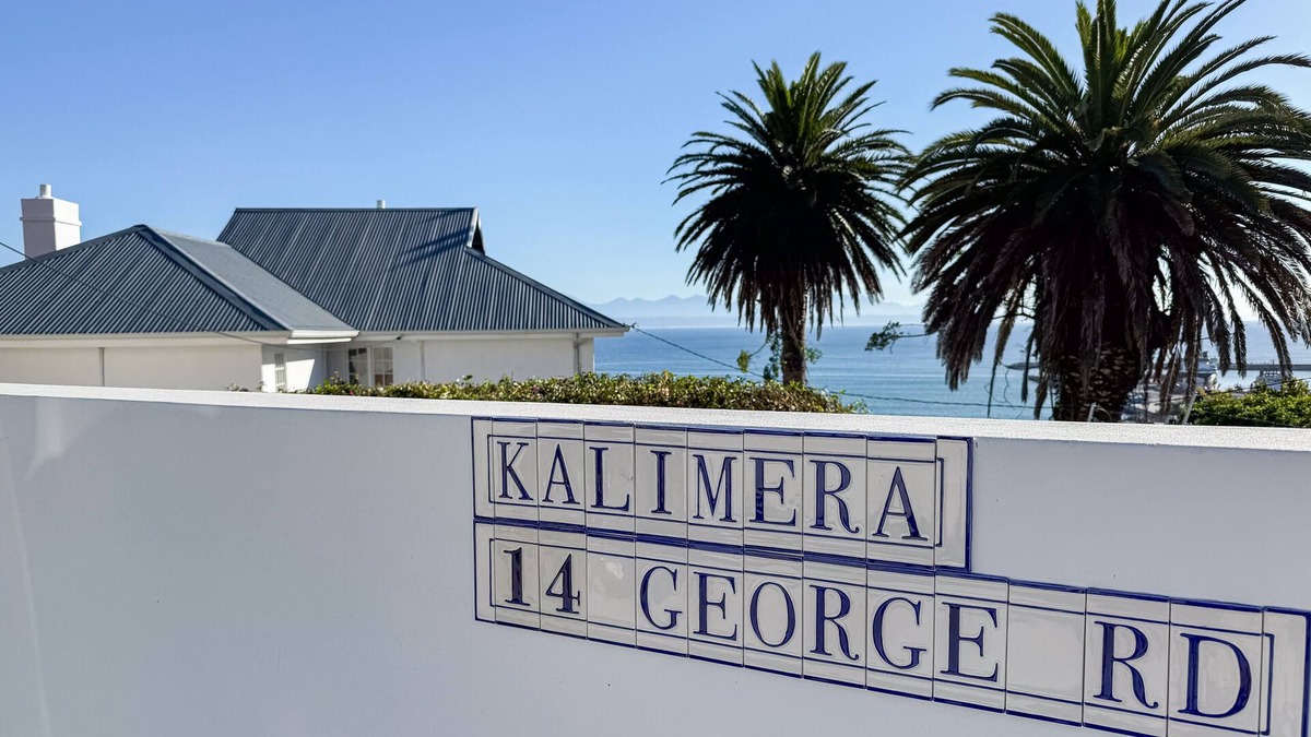 Mossel Bay Villa | Kalimera Beach House MosselbaynWalking distance to beach, stunning sea views