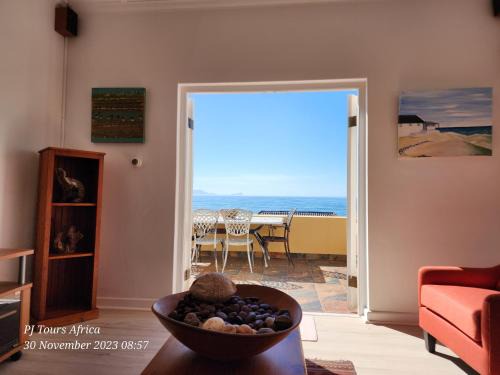 Kalk Bay Apartment | Kalk Bay Lymehaven Self-Catering Apartment