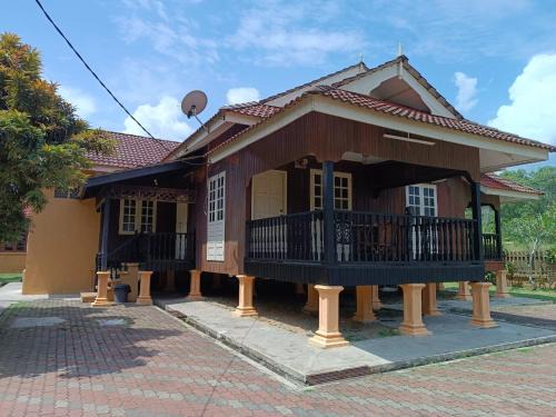 Chukai Villa | KaLong Bay Homestay Villa Melati Tepi Pantai