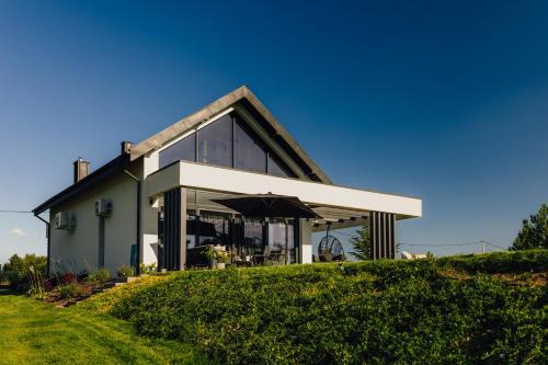 Pasym Villa | Kalwa Lake House - dom nad jeziorem z prywatnym pomostem i jacuzzi oraz sprzętem wodnym