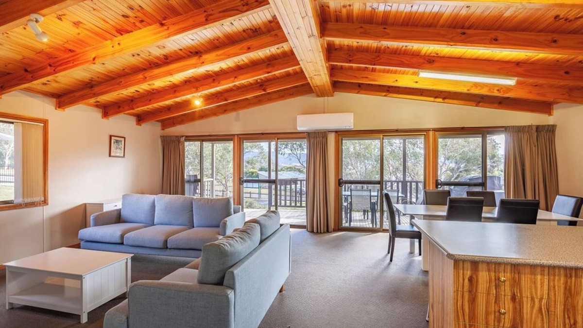 Jindabyne Cabin | Kanangra Cottage - Spacious 3BR + Lakeside Views 5mins from shopping centre