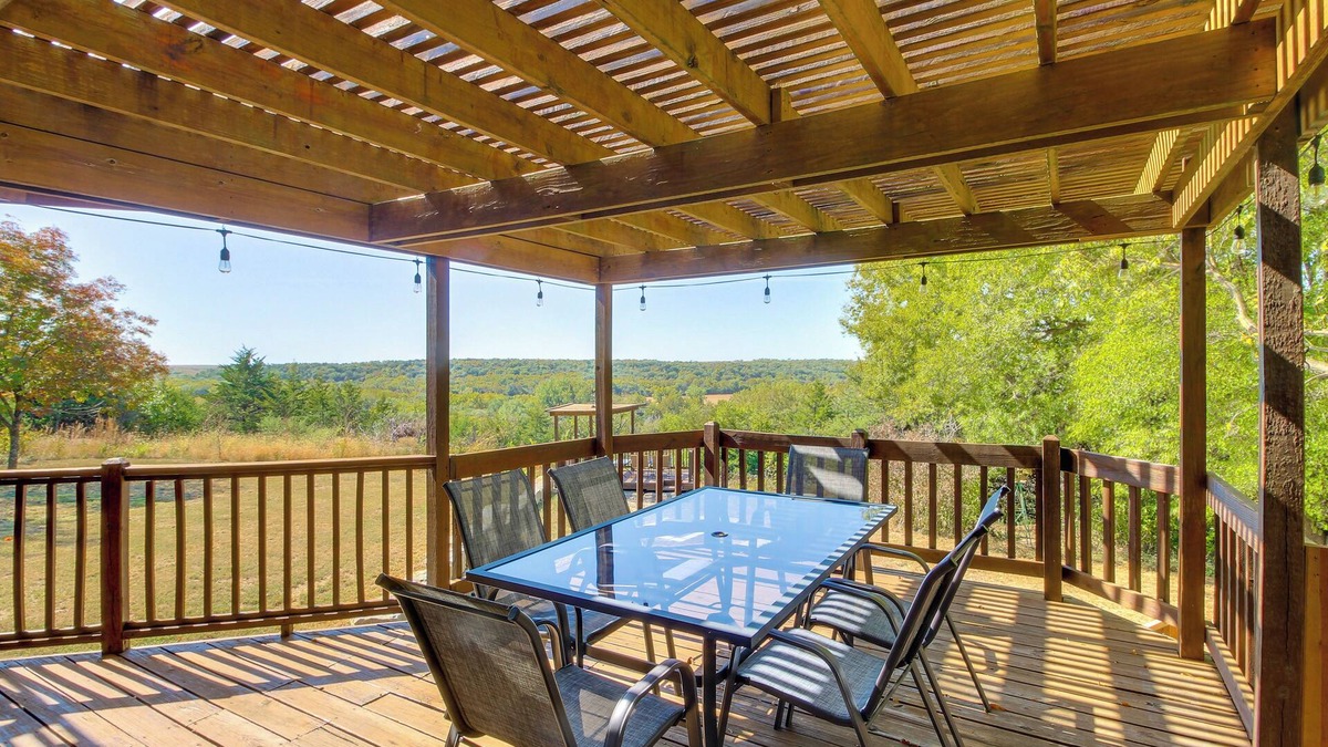 Manhattan House | Kansas Gem w/Fire Pit & Views: 10 Mi to Dtwn!
