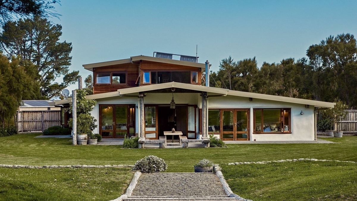 Hapuku House | Kanuka Terrace - Luxury Strawbale House