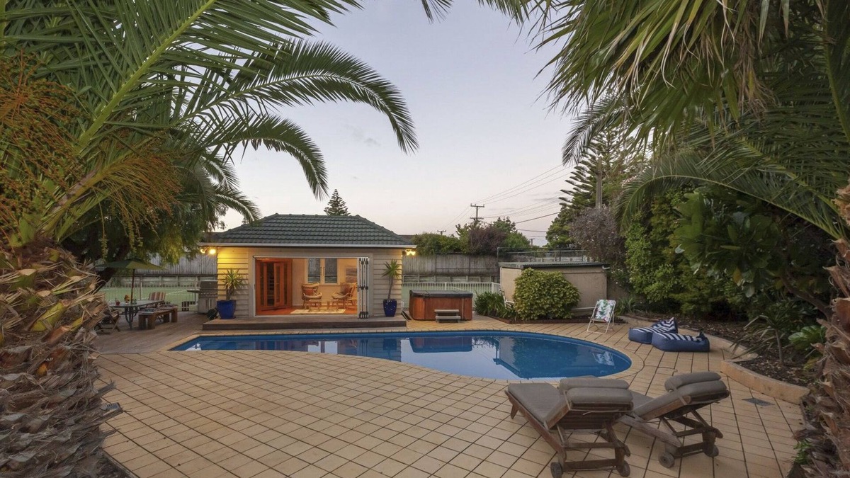 Paraparaumu Beach House | Kapiti Getaway - Fantastic location - Pool, Spa & Tennis Courtn- Winter Specials