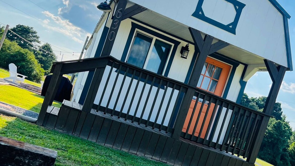 Cullman Cabin | Karagan Cottage is less a mile from Smith Lake Park and the Zipline's.