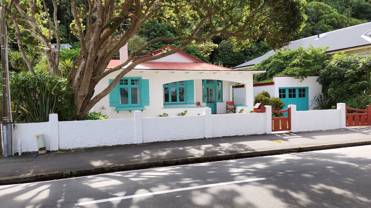 Wellington House | Karaka Bay Cottage – Waterfront 3 Bedroom Bach or Holiday Home