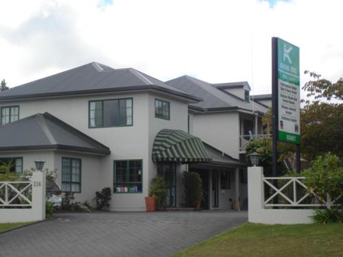 Waipahihi Hotel | Karaka Tree Motel