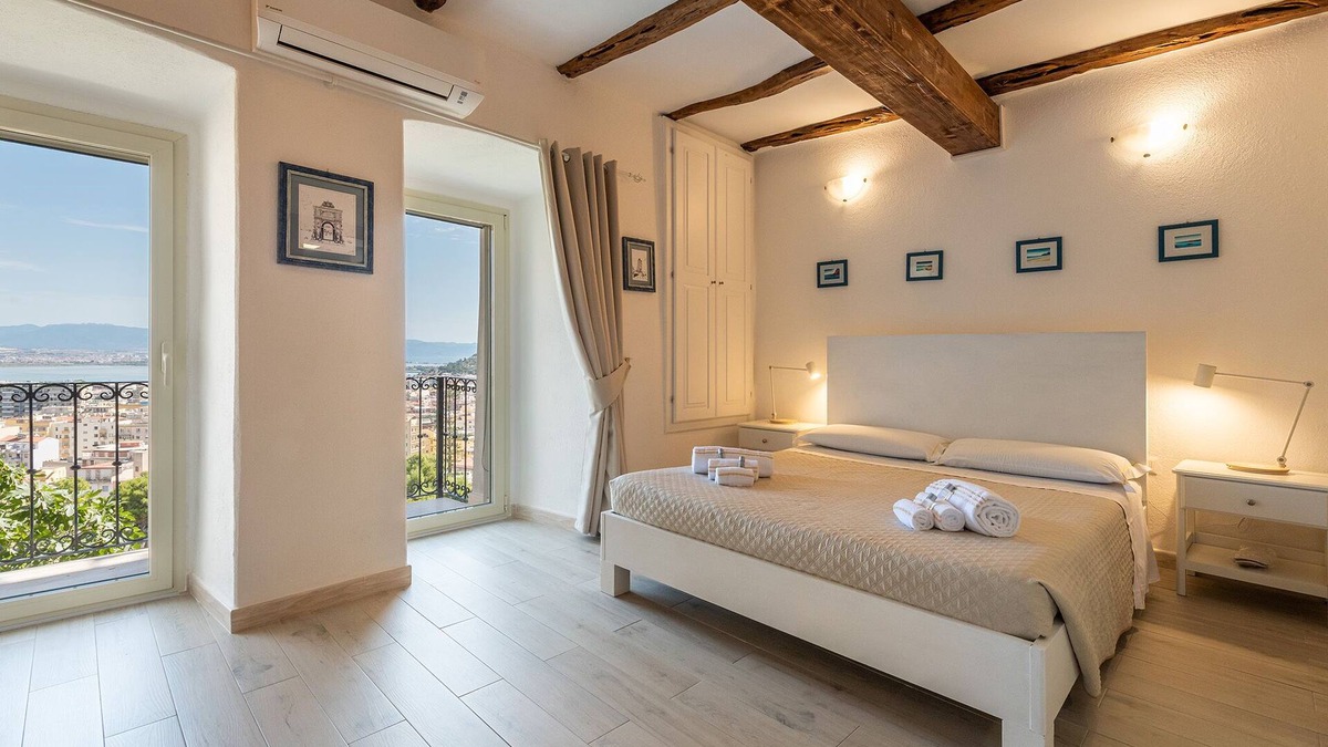 Historic Castle District House | Karalis Relais: Private apartment with Jacuzzi