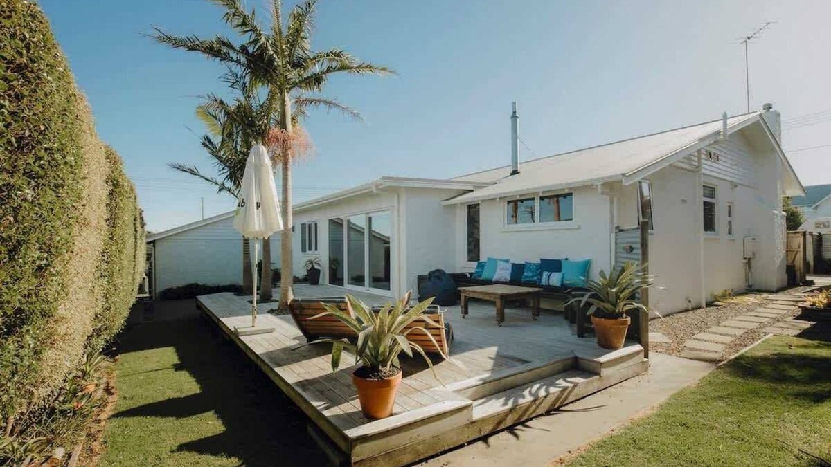 Rewa House | Karamu Korner: Charming Bungalow in Strandon