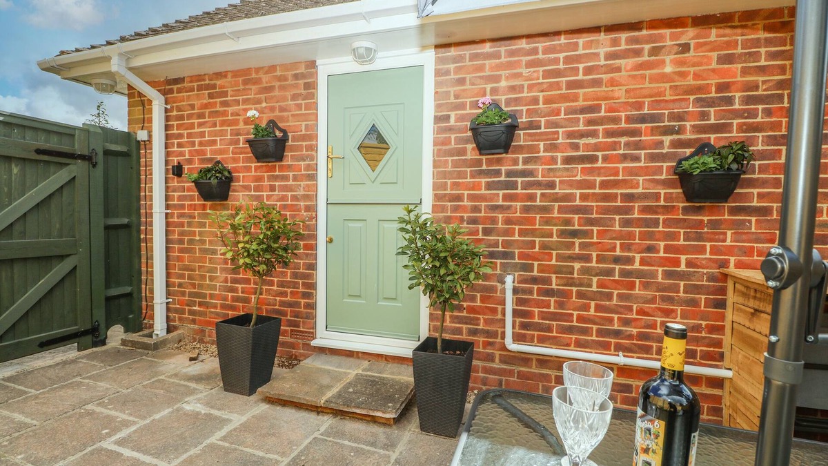 Worthing Cottage | KARIBU, romantic, with a garden in High Salvington