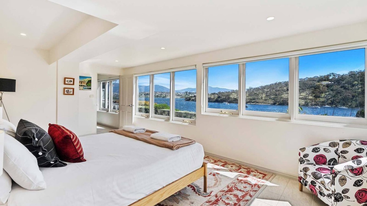 Geilston Bay Apartment | Karinya Apartment. Waterfront Views 2 Bed, 2 Bath