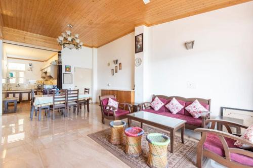 Dharampur Apartment | Kasauli Edge Apt with Balcony