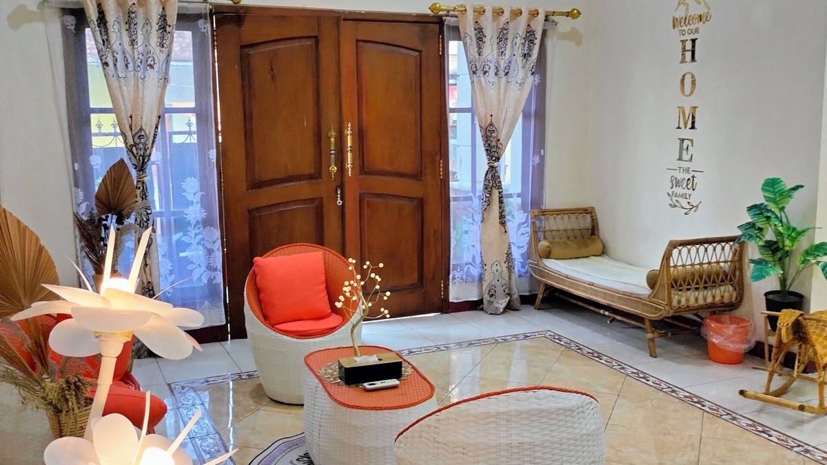 Madiun House | Kaswari Home-entire cozy home, close to Aston, PSC, Sleko & famous attractions.